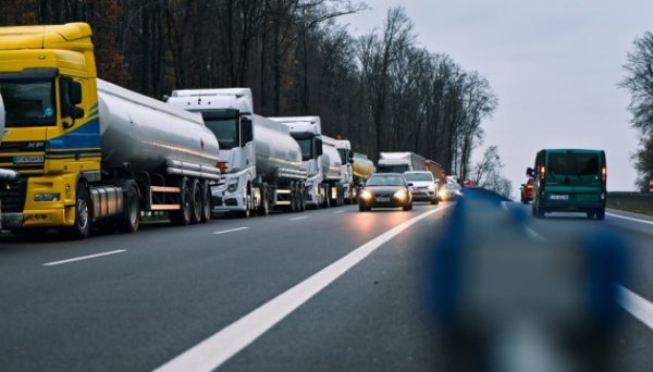 Польські митники відмовляються пломбувати українські транзитні фури із зерном Польські митники відмовляються пломбувати українські транзитні фури із зерном