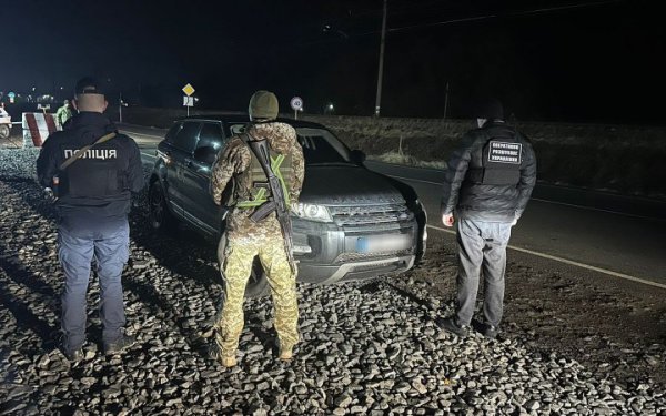 На Закарпатті прикордонники виявили крадене авто, яким керував пособник ухилянтів
На Закарпатті прикордонники виявили крадене авто, яким керував пособник ухилянтів
