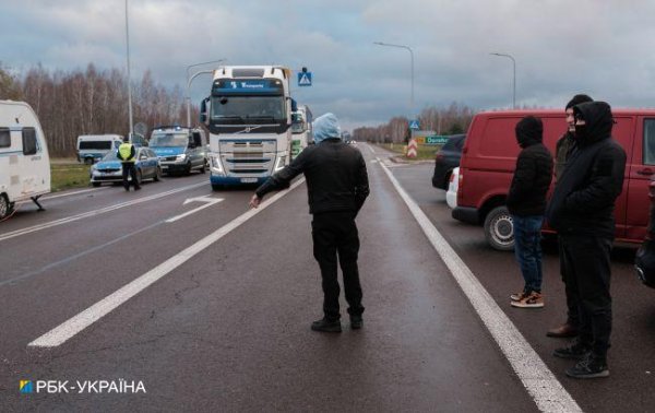 На акции польских фермеров был замечен плакат в поддержку РФ. Власть уже отреагировала
На акции польских фермеров был замечен плакат в поддержку РФ. Власть уже отреагировала