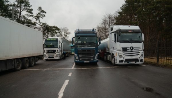 На кордоні з Польщею у чергах стоять близько 3000 вантажівок На кордоні з Польщею у чергах стоять близько 3000 вантажівок
