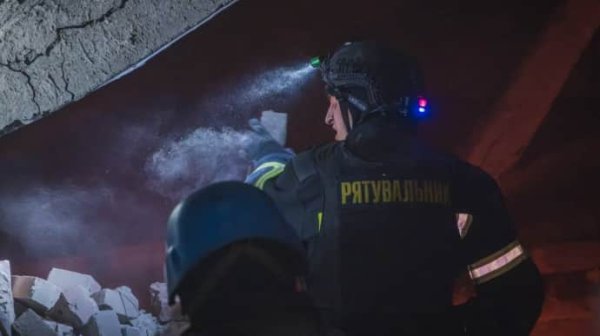 В Днепре "Шахед" попал в многоэтажку: есть пострадавшие, под завалами люди В Днепре "Шахед" попал в многоэтажку: есть пострадавшие, под завалами люди