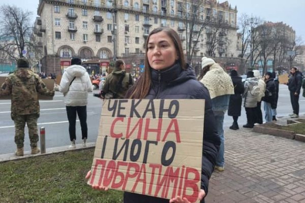 Близкие пленных военных провели акцию на Майдане