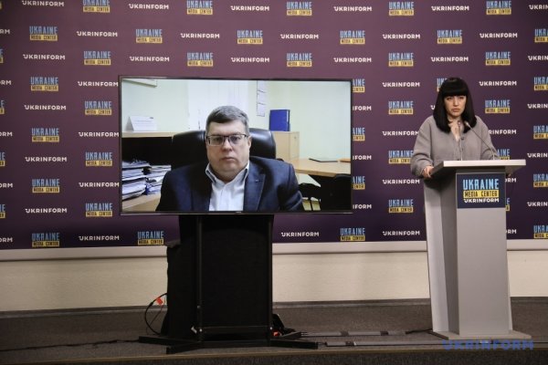 Польські митники відмовляються пломбувати українські транзитні фури із зерном Польські митники відмовляються пломбувати українські транзитні фури із зерном