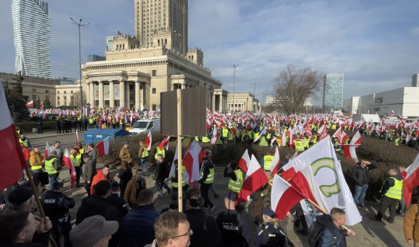 У Варшаві тисячі фермерів вийшли на масштабний протест (фото, відео) У Варшаві тисячі фермерів вийшли на масштабний протест (фото, відео)