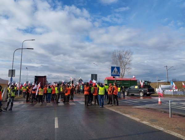 Польські фермери перекрили залізницю біля кордону і висипали українське зерно на колії Польські фермери перекрили залізницю біля кордону і висипали українське зерно на колії