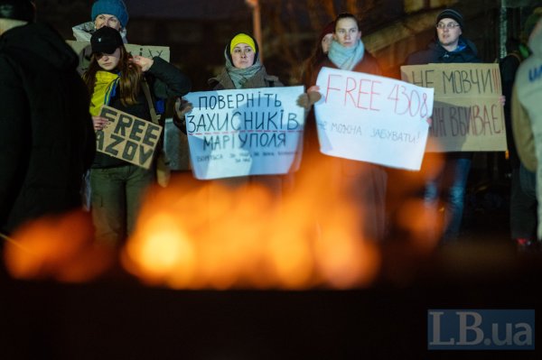Стати голосом полонених. Рідні захисників Маріуполя вийшли на акцію у Львові
Стати голосом полонених. Рідні захисників Маріуполя вийшли на акцію у Львові