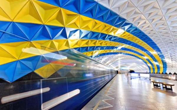 Через російські обстріли на станції метро у Харкові протікає стеля
Через російські обстріли на станції метро у Харкові протікає стеля
