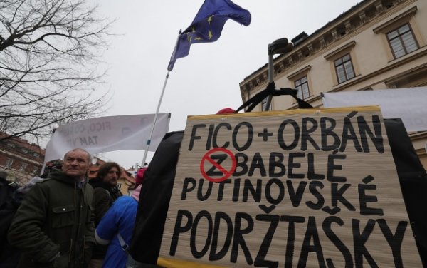Приспешники Путина": Фицо и Орбана в Праге встретили протестом