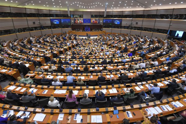 Евросоюз пообещал Украине 50 млрд евро. Деньги дают под реформы с жестким контролем
Евросоюз пообещал Украине 50 млрд евро. Деньги дают под реформы с жестким контролем