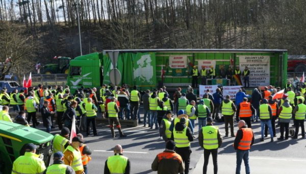Протест польських фермерів на кордоні з Німеччиною - на дорогах утворилися великі затори Протест польських фермерів на кордоні з Німеччиною - на дорогах утворилися великі затори