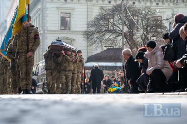 Львів попрощався із захисниками Ігорем Груником та Сергієм Кушніром
Львів попрощався із захисниками Ігорем Груником та Сергієм Кушніром