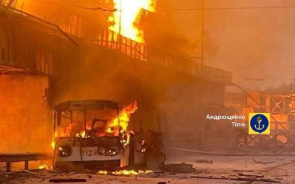 Після ударів росіян по ДніпроГЕС рух автомобілів через греблю перекрили
Після ударів росіян по ДніпроГЕС рух автомобілів через греблю перекрили
