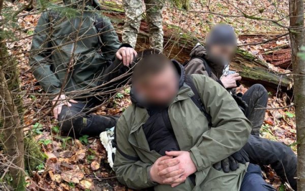 На Закарпатті врятували трьох чоловіків-нелегалів, які дві доби блукали горами
На Закарпатті врятували трьох чоловіків-нелегалів, які дві доби блукали горами