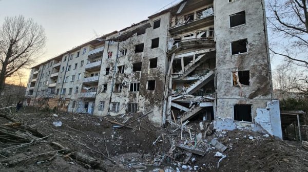 Удар авиабомбой по многоквартирному дому в Херсоне: власти показали последствия Удар авиабомбой по многоквартирному дому в Херсоне: власти показали последствия