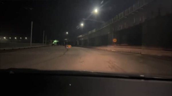Плотиной ДнепроГЭС в Запорожье запустили движение легковых автомобилей Плотиной ДнепроГЭС в Запорожье запустили движение легковых автомобилей