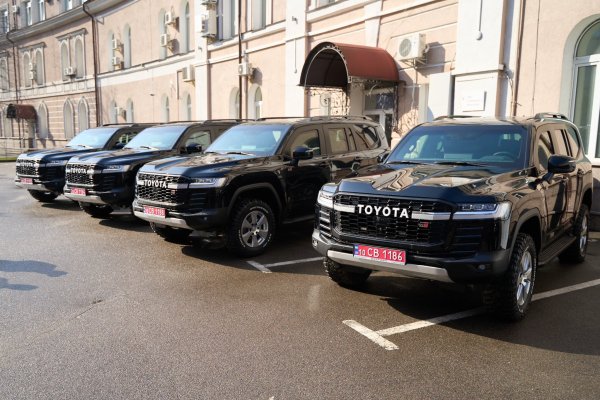 Українські прокурори отримали від посольства США шість броньованих авто
Українські прокурори отримали від посольства США шість броньованих авто