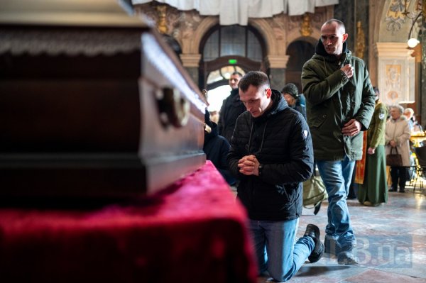 Львів попрощався із захисниками Ігорем Груником та Сергієм Кушніром
Львів попрощався із захисниками Ігорем Груником та Сергієм Кушніром