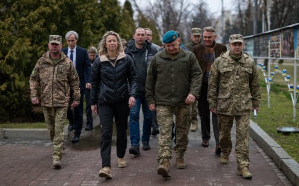 Міністерка оборони Нідерландів Кайса Оллонгрен відвідала позиції ЗСУ на сході
Міністерка оборони Нідерландів Кайса Оллонгрен відвідала позиції ЗСУ на сході