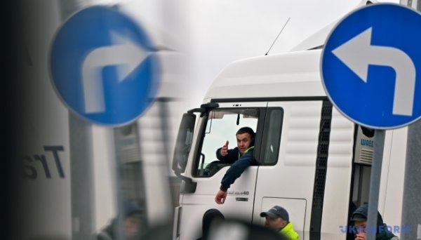 Польські фермери продовжують блокувати три напрямки на кордоні з Україною Польські фермери продовжують блокувати три напрямки на кордоні з Україною
