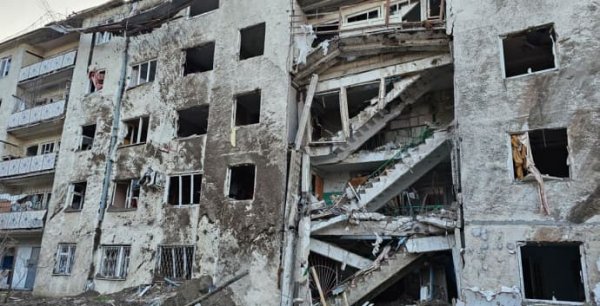 Удар авиабомбой по многоквартирному дому в Херсоне: власти показали последствия Удар авиабомбой по многоквартирному дому в Херсоне: власти показали последствия