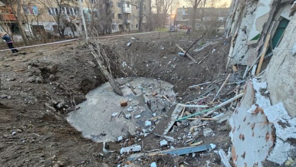 Удар авиабомбой по многоквартирному дому в Херсоне: власти показали последствия Удар авиабомбой по многоквартирному дому в Херсоне: власти показали последствия