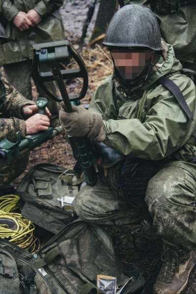 Канадські військові навчають українських бійців виявляти приховані міни
                                