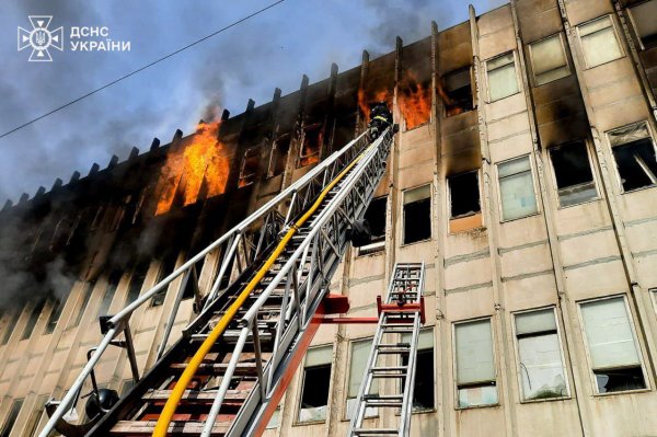 Через російський ракетний удар по Харкову загинули люди
                                