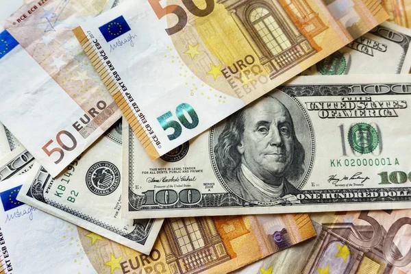 Курс валют на 18 марта: Доллар в обменниках подорожал на 8 копеек
Курс валют на 18 марта: Доллар в обменниках подорожал на 8 копеек