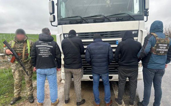 Фура із "сюрпризом": затримали далекобійника, який перевозив нелегалів через кордон
Фура із "сюрпризом": затримали далекобійника, який перевозив нелегалів через кордон