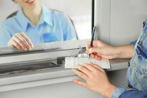 Украинцы снова понесли деньги в банки. Объем гривневых депозитов вырос до 706 млрд грн
Украинцы снова понесли деньги в банки. Объем гривневых депозитов вырос до 706 млрд грн