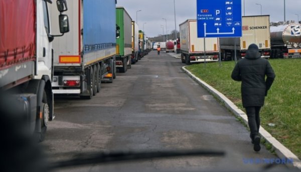 Поляки пропускатимуть по дві вантажівки на годину через ПП «Угринів» Поляки пропускатимуть по дві вантажівки на годину через ПП «Угринів»