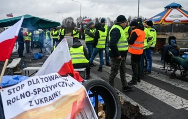 Польские фермеры блокируют пять направлений на границе. В очередях около 1700 грузовиков
Польские фермеры блокируют пять направлений на границе. В очередях около 1700 грузовиков