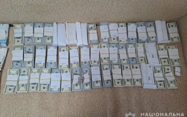 У Запорізькій області поліція вилучила у підозрюваних в корупції посадовця МСЕК і посередника більше 1,2 млн доларів готівкою
У Запорізькій області поліція вилучила у підозрюваних в корупції посадовця МСЕК і посередника більше 1,2 млн доларів готівкою