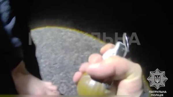 В Харькове патрульные остановили пьяного водителя, который угрожал взорвать гранату В Харькове патрульные остановили пьяного водителя, который угрожал взорвать гранату
