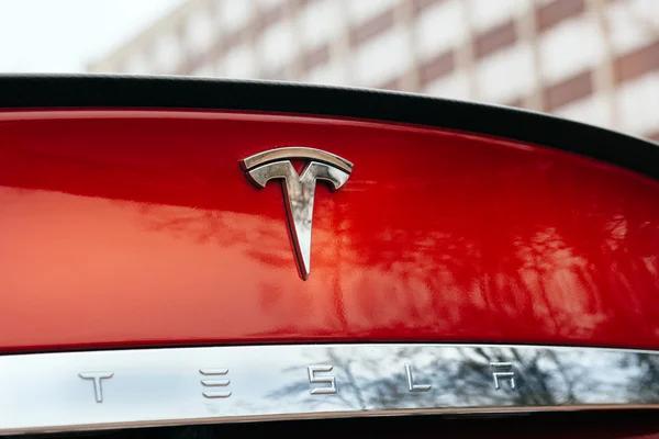 Tesla откатилась на 12 место по капитализации в США
Tesla откатилась на 12 место по капитализации в США