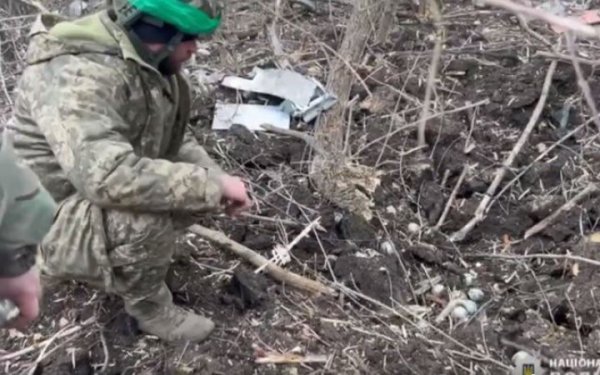 Російська армія завдала авіаудару по Греківці на Луганщині
Російська армія завдала авіаудару по Греківці на Луганщині