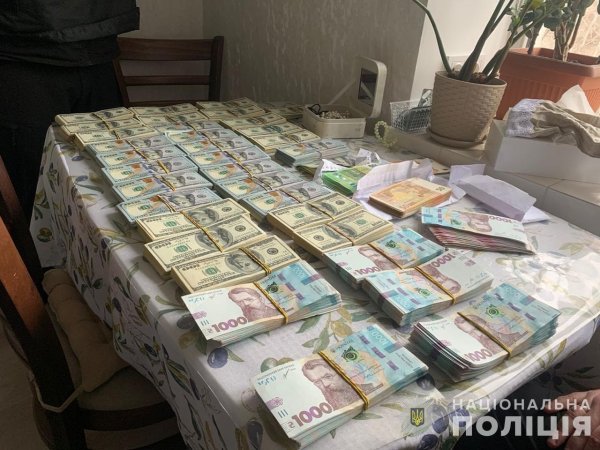 У Запорізькій області поліція вилучила у підозрюваних в корупції посадовця МСЕК і посередника більше 1,2 млн доларів готівкою
У Запорізькій області поліція вилучила у підозрюваних в корупції посадовця МСЕК і посередника більше 1,2 млн доларів готівкою