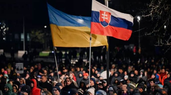 СМИ: Несколько тысяч человек в Словакии вышли на митинг против правительства и в поддержку Украины СМИ: Несколько тысяч человек в Словакии вышли на митинг против правительства и в поддержку Украины