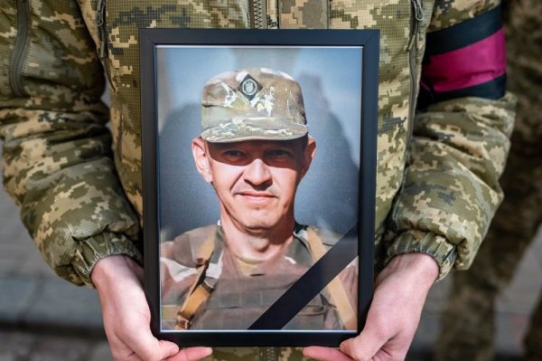 Львів попрощався із захисниками Ігорем Груником та Сергієм Кушніром
Львів попрощався із захисниками Ігорем Груником та Сергієм Кушніром