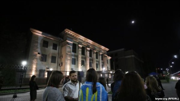 Под посольством РФ в Киеве устроили акцию, требуя свободы для Сенцова Под посольством РФ в Киеве устроили акцию, требуя свободы для Сенцова