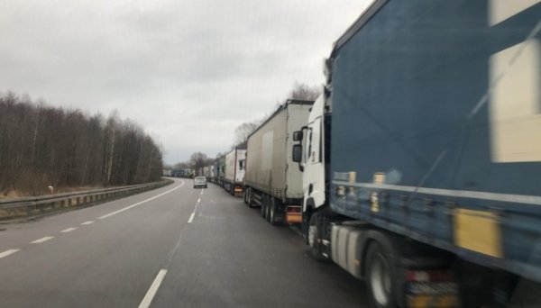 На кордоні з Польщею через протест фермерів черга вантажівок розтягнулася майже на 17 кілометрів На кордоні з Польщею через протест фермерів черга вантажівок розтягнулася майже на 17 кілометрів