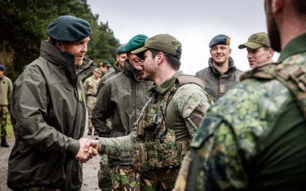 Король Нідерландів відвідав навчання українських військових
Король Нідерландів відвідав навчання українських військових