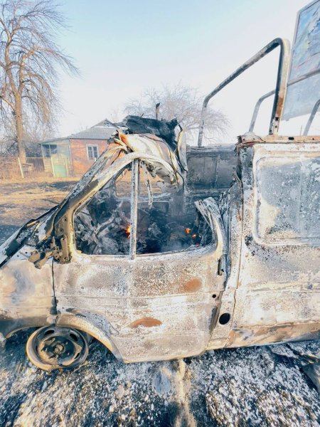 У Вовчанську росіяни влучили дроном у цивільне авто. Є загиблі
У Вовчанську росіяни влучили дроном у цивільне авто. Є загиблі