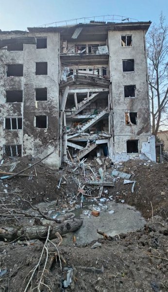 Удар авиабомбой по многоквартирному дому в Херсоне: власти показали последствия Удар авиабомбой по многоквартирному дому в Херсоне: власти показали последствия
