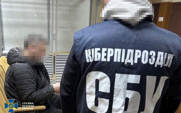 СБУ затримала навідника РФ, який збирав дані про танкові колони ЗСУ на Харківщині
СБУ затримала навідника РФ, який збирав дані про танкові колони ЗСУ на Харківщині