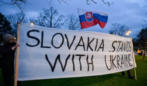 СМИ: Несколько тысяч человек в Словакии вышли на митинг против правительства и в поддержку Украины СМИ: Несколько тысяч человек в Словакии вышли на митинг против правительства и в поддержку Украины