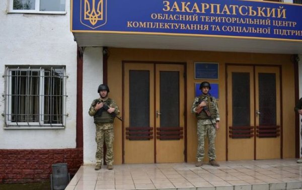 На Закарпатье мужчина попытался совершить самоубийство в ТЦК, проводится проверка
На Закарпатье мужчина попытался совершить самоубийство в ТЦК, проводится проверка