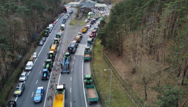 Протест польських фермерів на кордоні з Німеччиною - на дорогах утворилися великі затори Протест польських фермерів на кордоні з Німеччиною - на дорогах утворилися великі затори