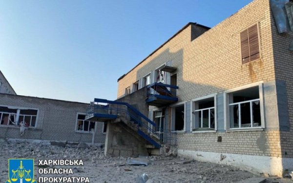 В Ізюмі внаслідок нічної атаки росіян пошкоджено гімназію. Охоронець дістав поранення
В Ізюмі внаслідок нічної атаки росіян пошкоджено гімназію. Охоронець дістав поранення