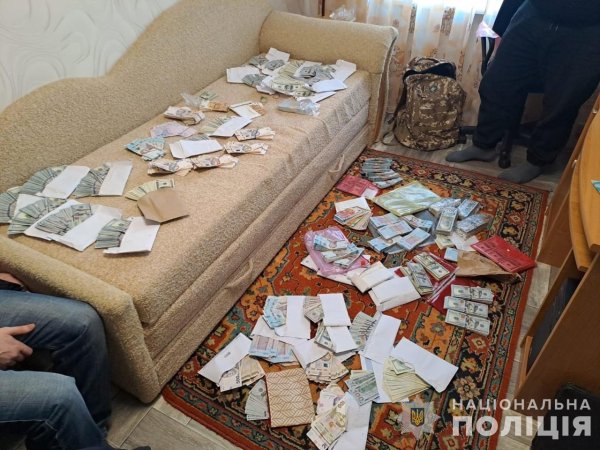 У Запорізькій області поліція вилучила у підозрюваних в корупції посадовця МСЕК і посередника більше 1,2 млн доларів готівкою
У Запорізькій області поліція вилучила у підозрюваних в корупції посадовця МСЕК і посередника більше 1,2 млн доларів готівкою